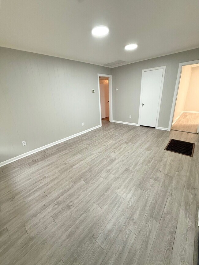 Building Photo - Charming 4-Bedroom Home with Spacious Layo...