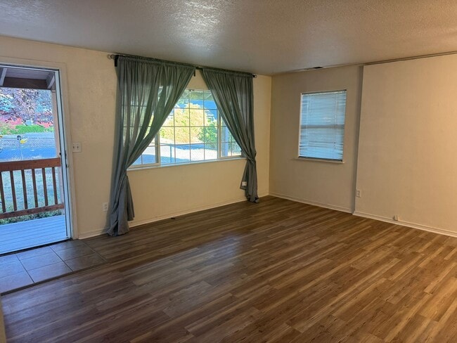 Building Photo - 2 bedroom