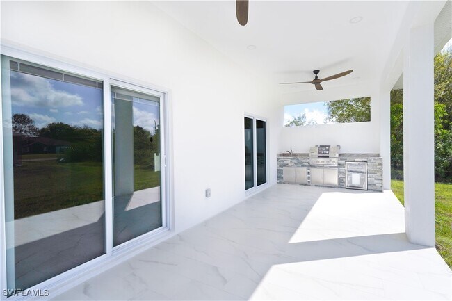 Building Photo - 2561 Sunniland Blvd