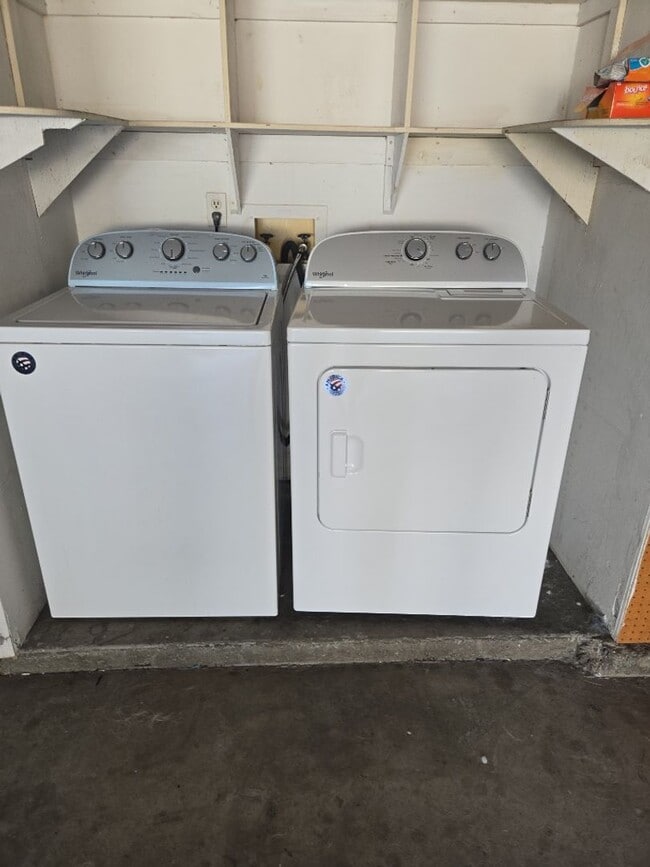 Building Photo - Charming Single Story 3 Bed 2 Bath House