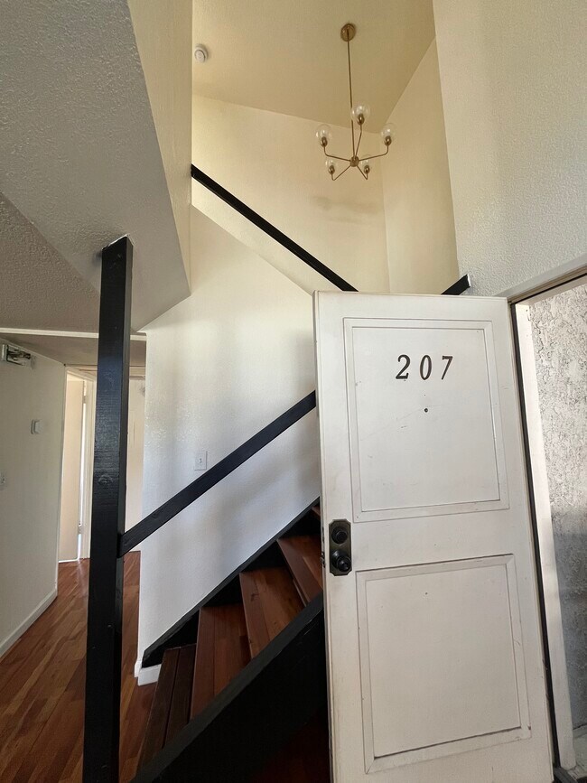 Building Photo - 15946 Vanowen St