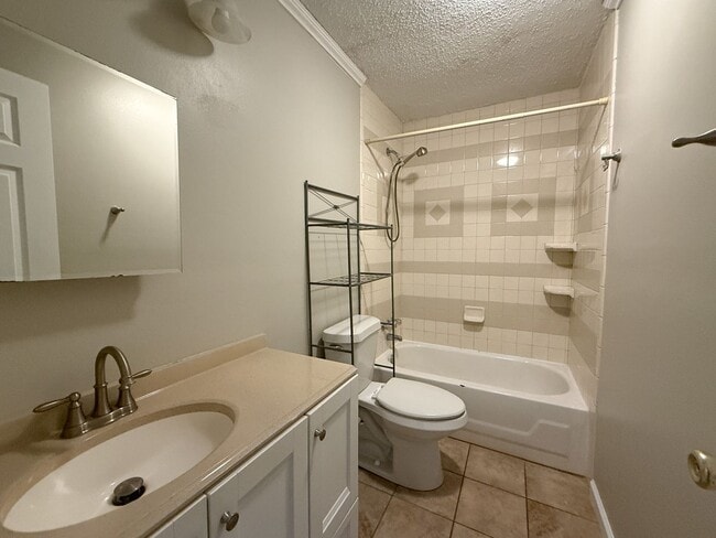 Building Photo - 3 bedroom 2 bath mobile home with tons of ...