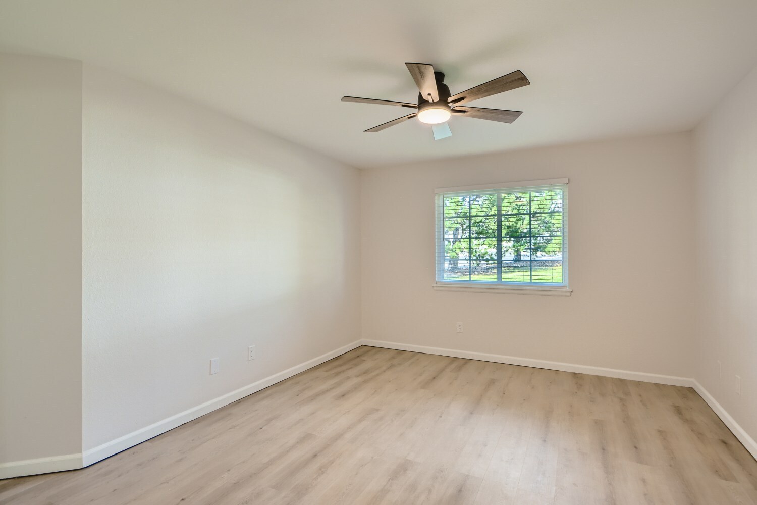 Huge primary bedroom! - 697 Canyon Dr