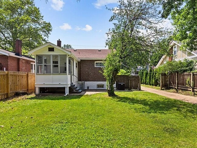 Building Photo - 2 bed 1 bath Maplewood home for Lease