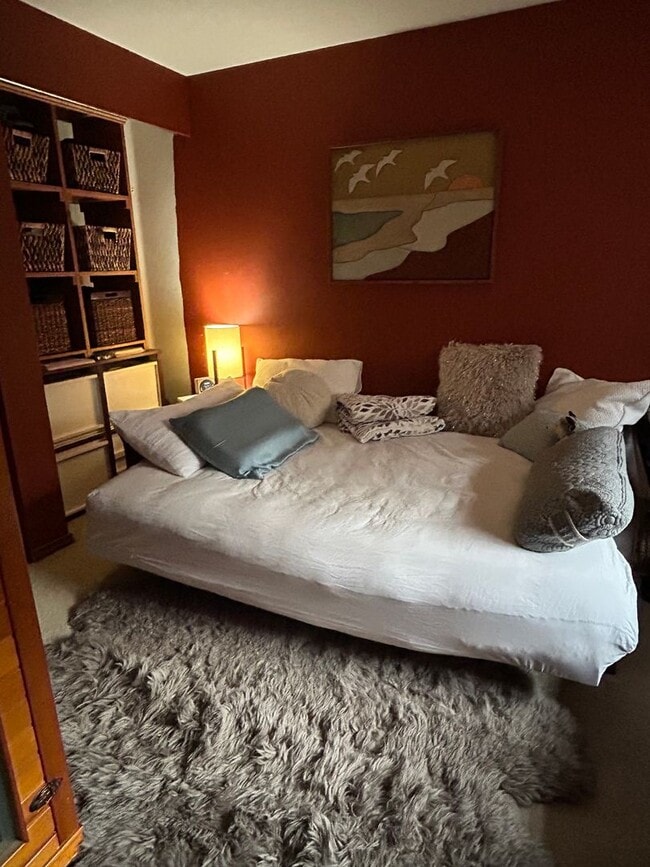 Building Photo - 3-bedroom, 2.5-bathroom home located in th...