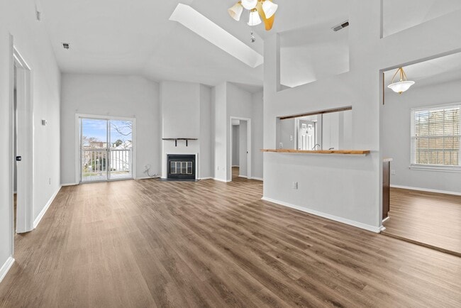 Building Photo - Beautiful condo in Great Neck Landing