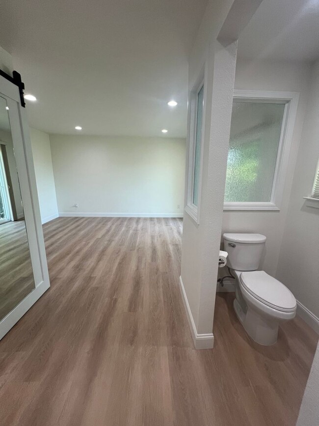 Building Photo - Beautiful Updated West Redding Home!