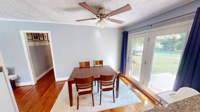 Building Photo - Fully Renovated 3 Bedroom GEM close to sho...