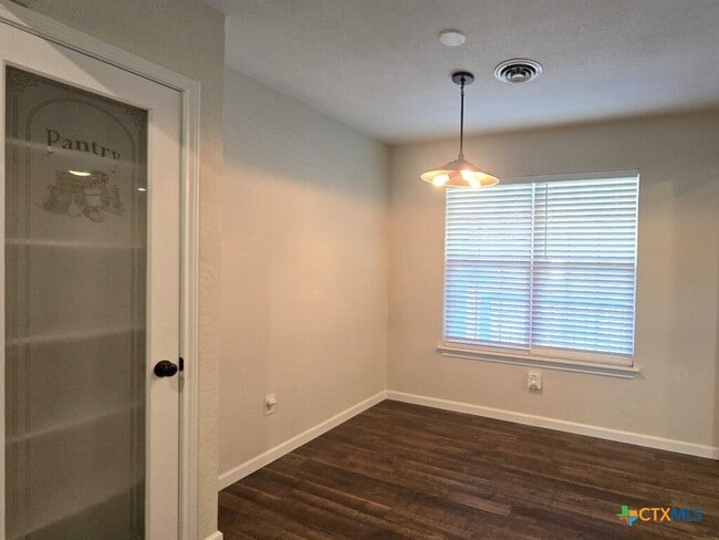 Building Photo - 406 Oak St