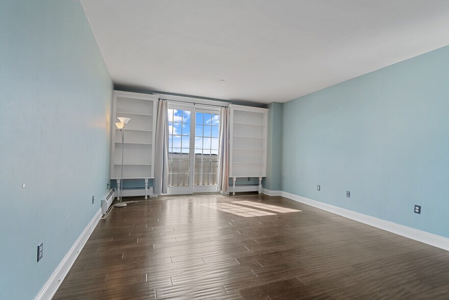 Building Photo - 100 Shearwater Ct E