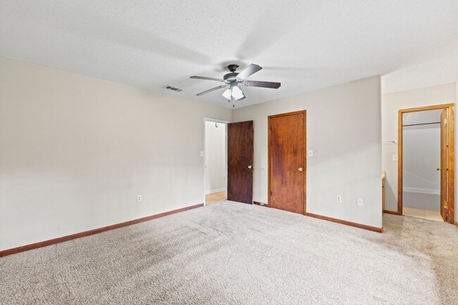 Building Photo - 3 Bedroom in Desirable Location!