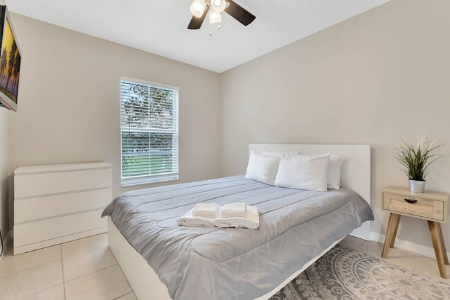 Building Photo - Gorgeous 4-Bedroom, 4-Bathroom Home in Kis...