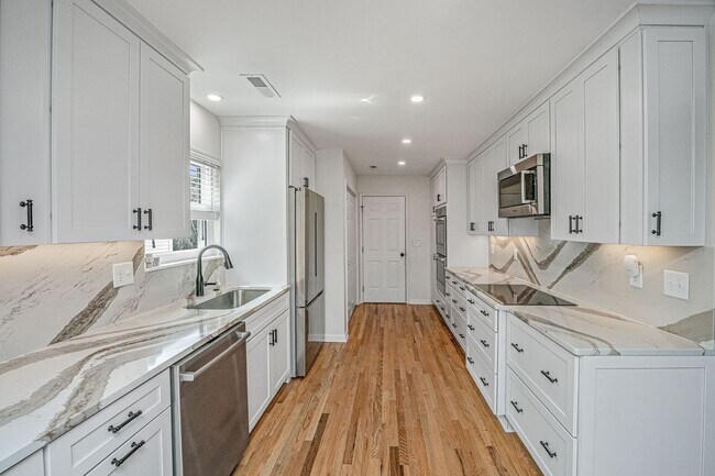 Building Photo - Gorgeous 4 BR/2BA Marshfront Home With Cre...