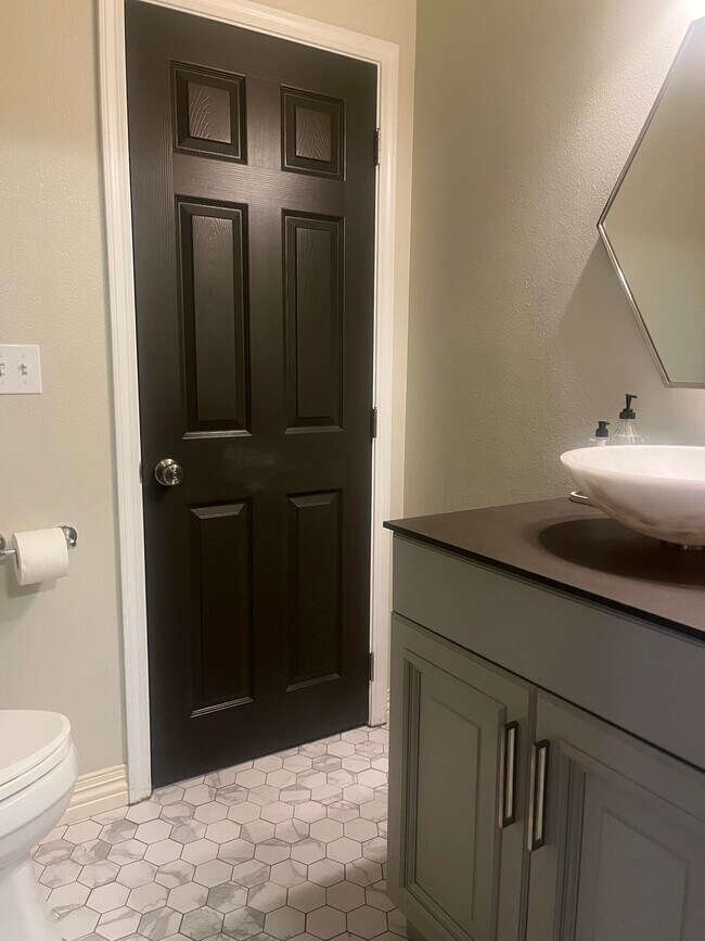 Building Photo - 648 E Maberry Dr