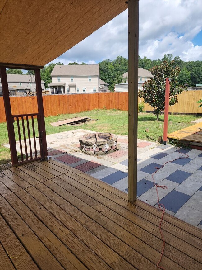 Building Photo - LOVELY TWO STORY W/ 5 BEDS, 3 FULL BATHS. ...