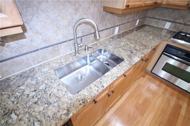 Building Photo - 11 Perimeter Center E