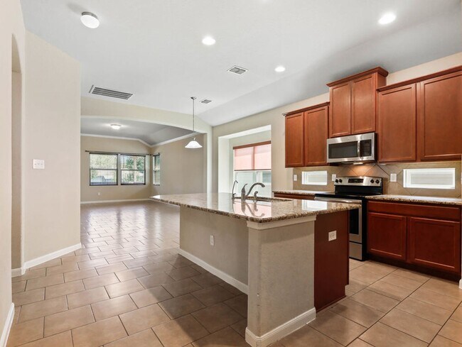 Building Photo - Charming Home Awaits: Spacious & Modern Living in a Prime Location