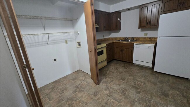 Building Photo - 5 Yorkshire Ln