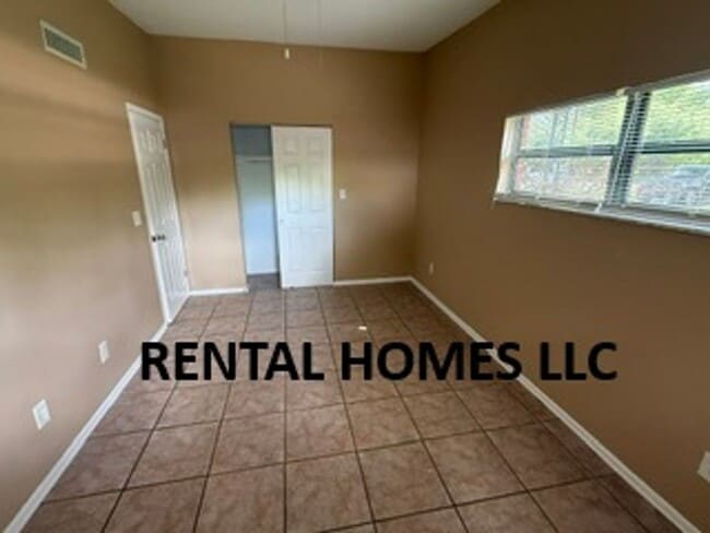 Building Photo - Total Privacy Home, Huge Detached Garage & No HOA in Beautiful Lake Mary
