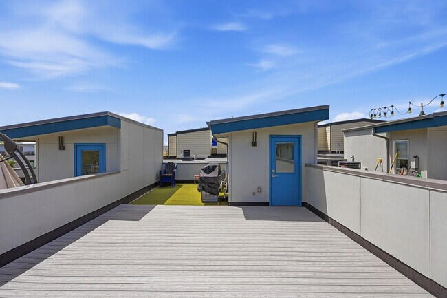 Building Photo - $3,440.95 with $300 off the first month's rent, 2 Beds - 4 Bath, Townhouse in Denver with Cozy Fi...