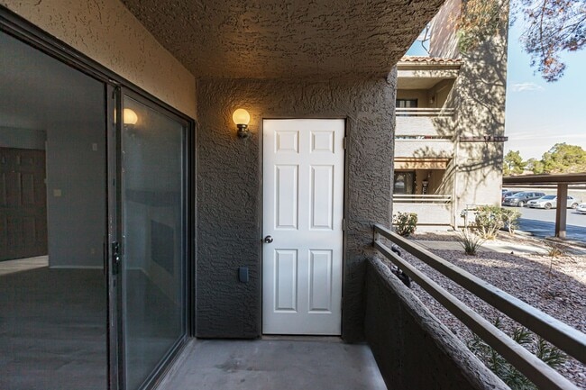 Building Photo - Downstairs Condo with Lots of Upgrades