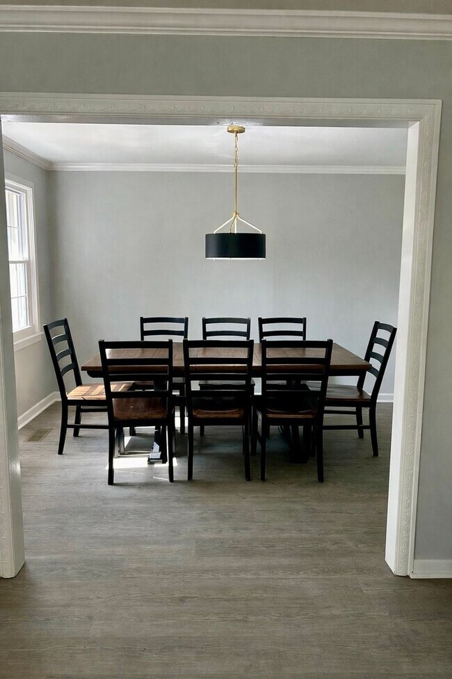 Building Photo - 1903 Azalea Dr