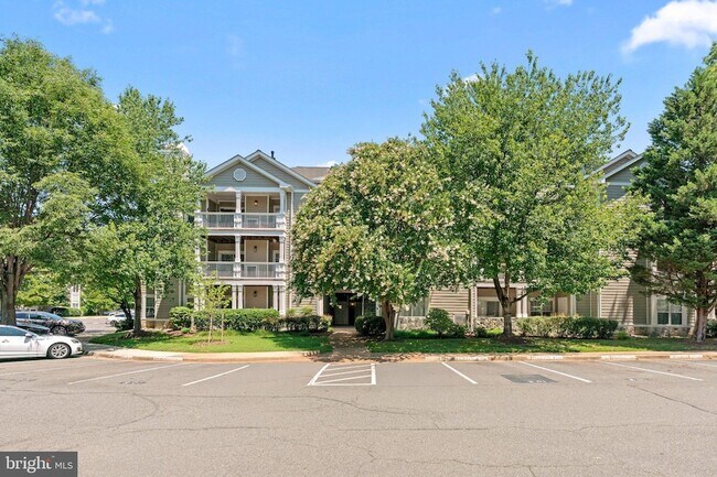 Building Photo - 1701 Lake Shore Crest Dr