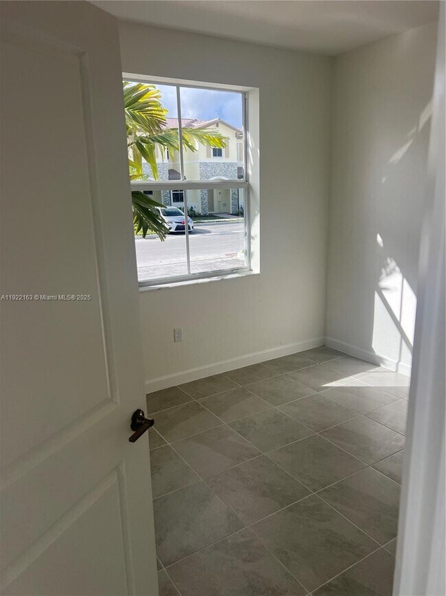 Building Photo - 2633 SE 27th Dr