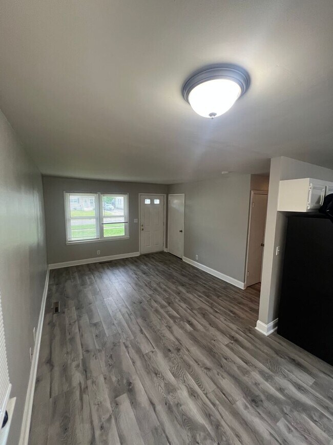 Building Photo - Beautiful 3 Bedroom 1 Bathroom Home