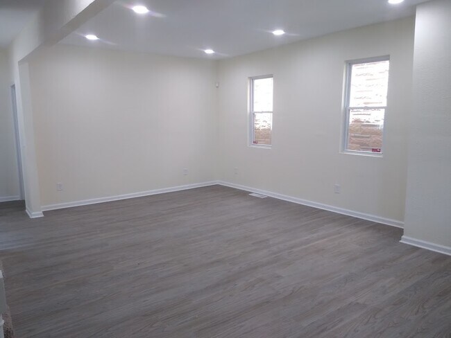 Building Photo - 907 Rugby St