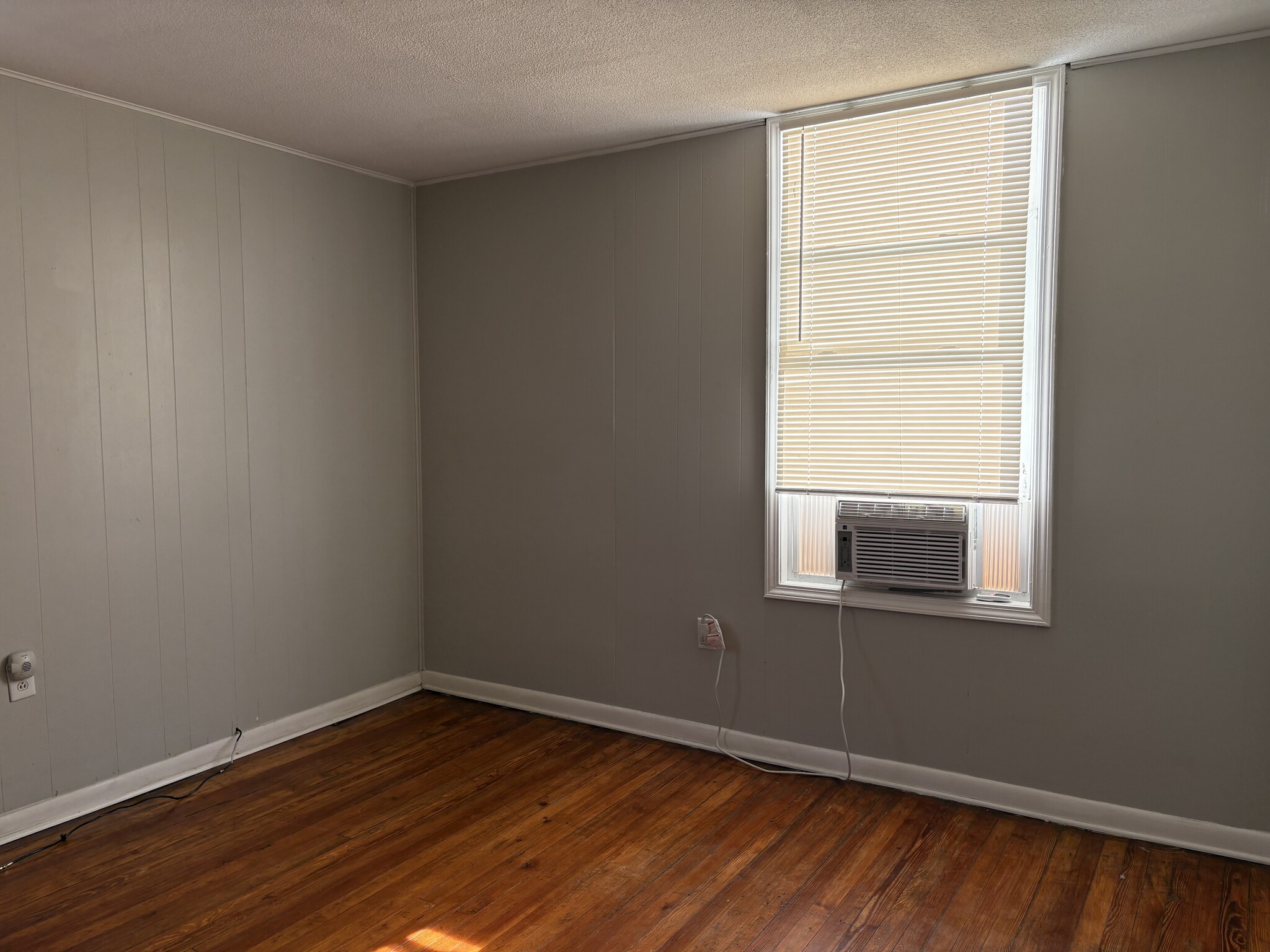 Building Photo - 729 E Maple St