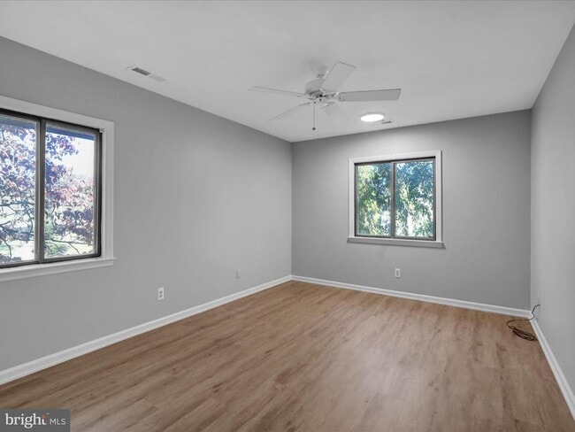 Building Photo - 10 Pine Woods Ct