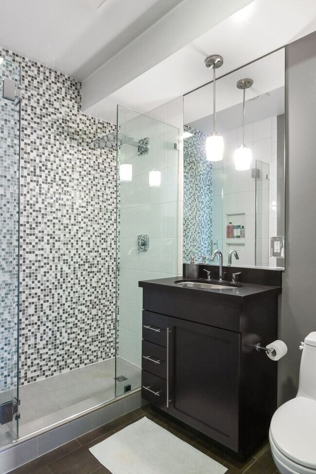 Building Photo - Epic REA/Azari PM:Gorgeous 1 Bed/ 1 Bath C...