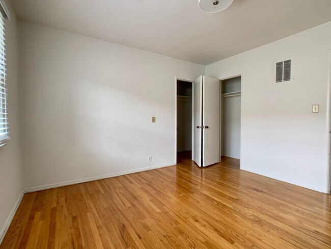 Building Photo - Walking Distance to UCLA and Westwood Village Completely Remodeled