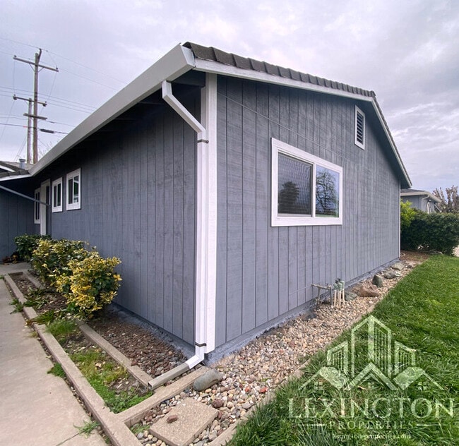 Building Photo - Beautifully Remodeled, Single-story, 3BD/2BA Home in Rio Linda near Babe Best Park!