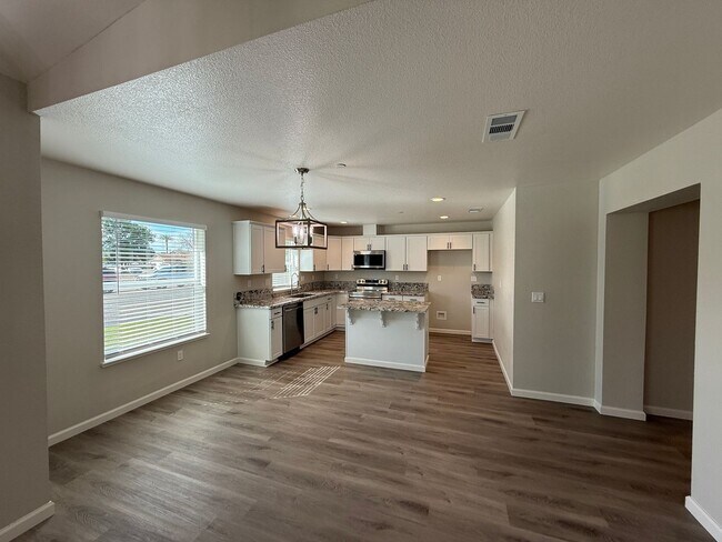 Building Photo - 4-bedroom single story in desirable Ripon!