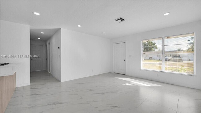 Building Photo - 4285 SW 48th Ct