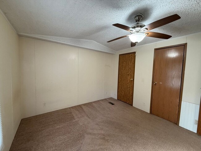 Building Photo - 2 Bedroom 1 Bathroom