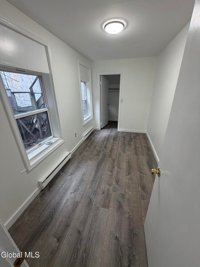 Building Photo - 58 S Swan St