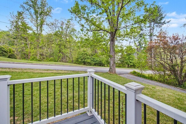 Building Photo - 415 Mountain View Rd