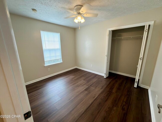 Building Photo - 425 Dolphin Dr
