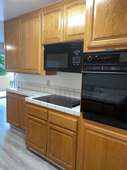 Building Photo - 17424 Burbank Blvd