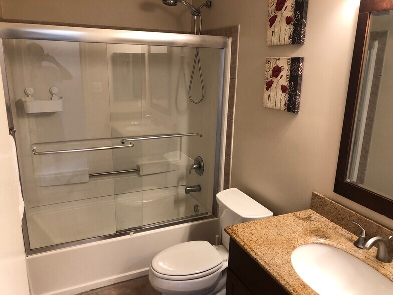 Full Bath - 8549 Bells Ridge Ter