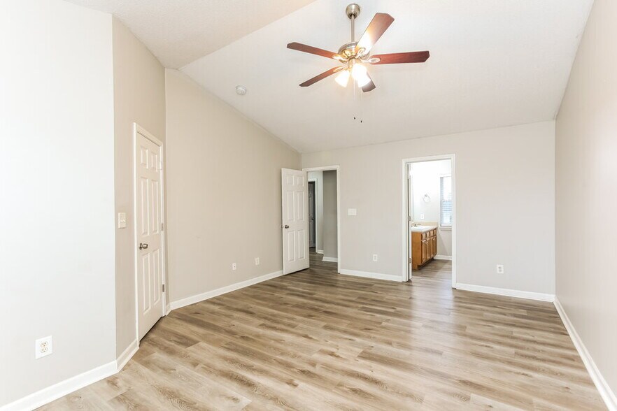 Building Photo - 10302 Draycott Way