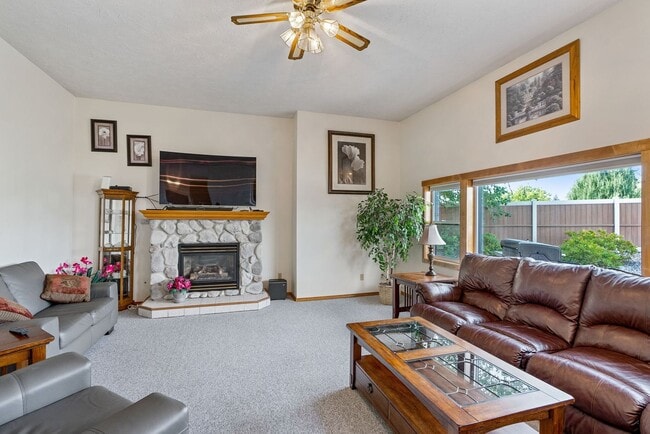 Building Photo - Stunning Home and Three Bay Shop Along Spo...