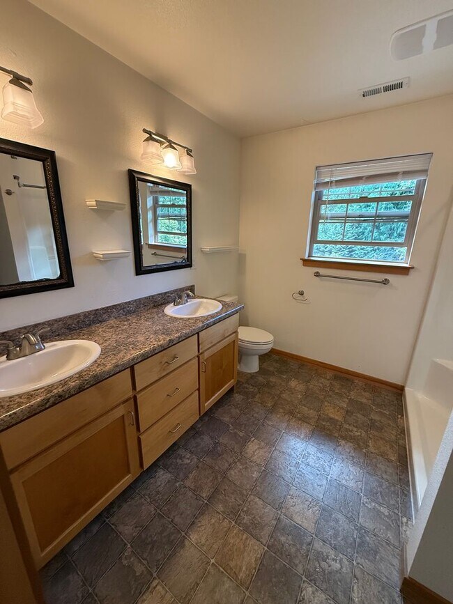 Building Photo - 4 bdrm/2.5 bath Custom Home on the Southside