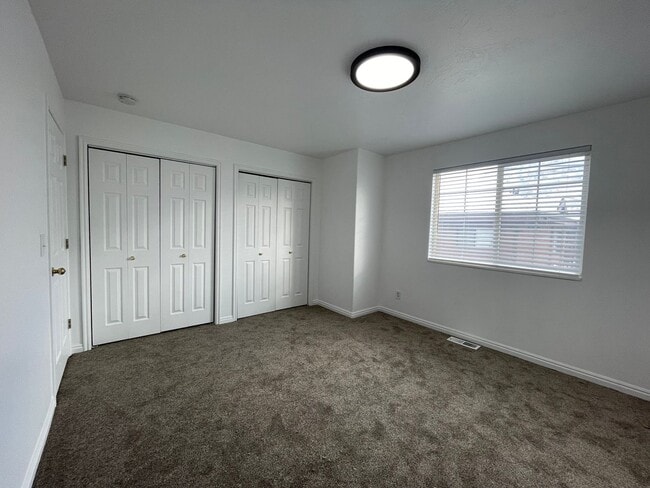 Building Photo - 3 Bedroom Townhome by BYU
