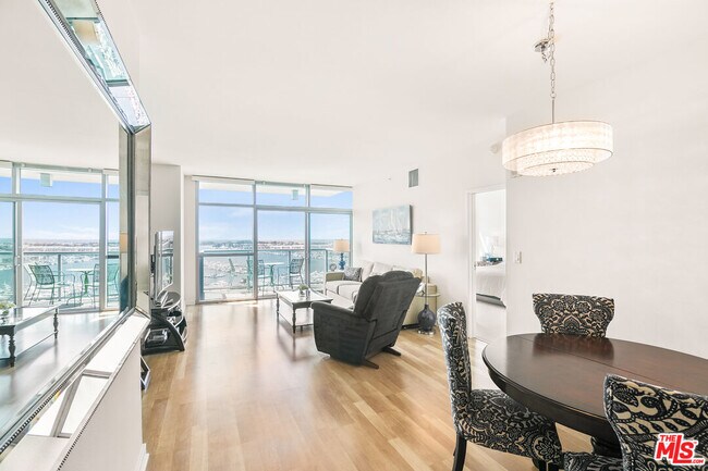 Building Photo - 13700 Marina Pointe Dr