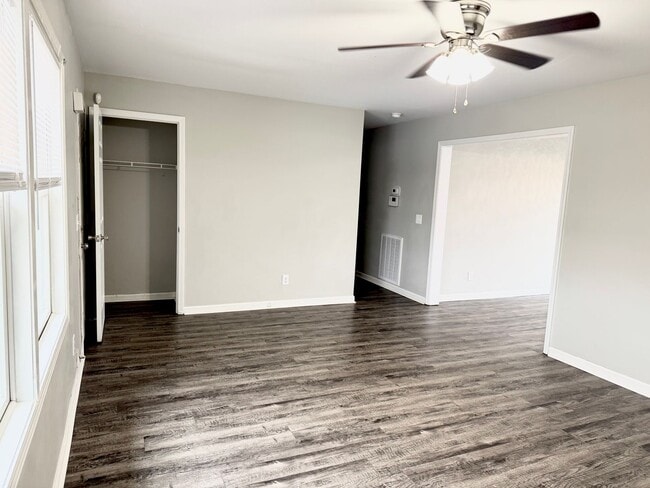 Building Photo - Just listed!