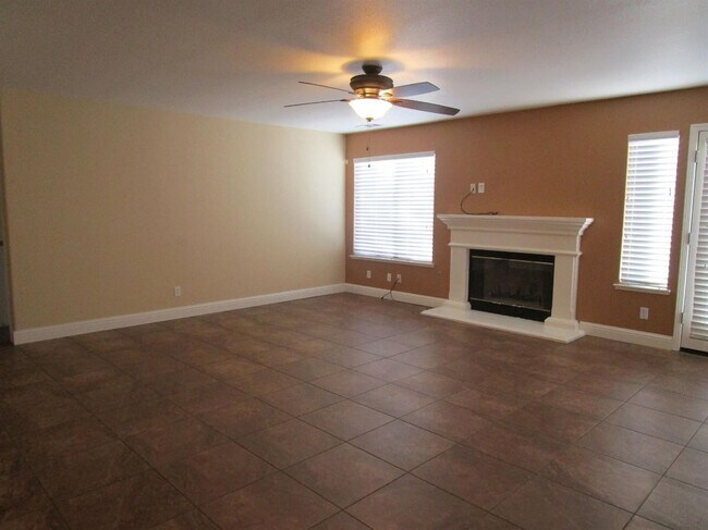 Building Photo - Like Brand New 4 Bedroom 3 Bath Beautiful ...